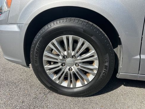 Used 2016 Chrysler Town & Country Touring-L image 6