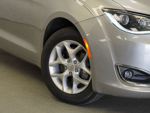 Certified 2019 Chrysler Pacifica Touring Plus w/ Tire & Wheel Group FWD image 5