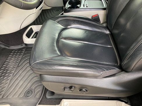 Used 2022 Chrysler Pacifica Touring-L FWD image 24