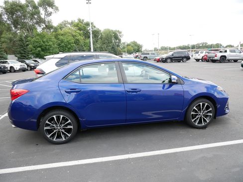 Used 2017 Toyota Corolla SE w/ SE Premium Package FWD image 2
