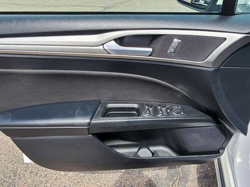 Used 2018 Ford Fusion SE w/ Fusion SE Technology Package FWD image 16