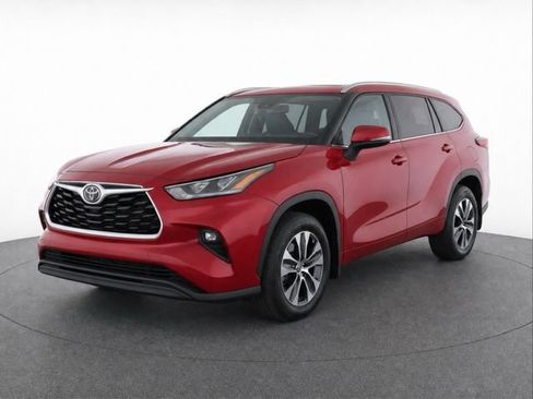 Used 2020 Toyota Highlander XLE AWD/4WD image 3