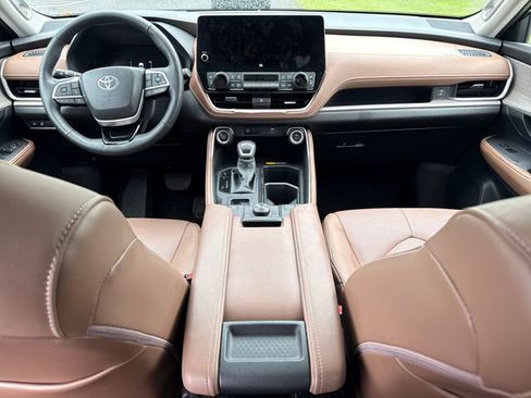 Used 2025 Toyota Grand Highlander AWD image 18