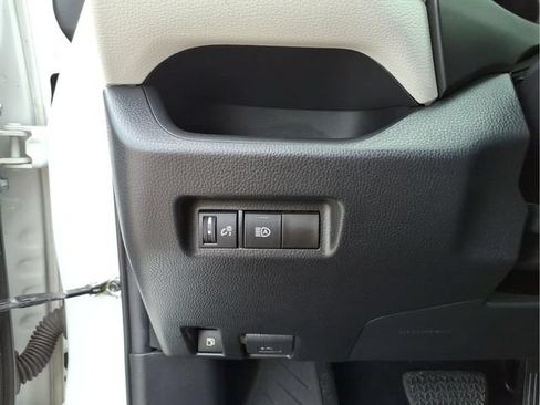 Used 2022 Toyota RAV4 XLE AWD/4WD image 14