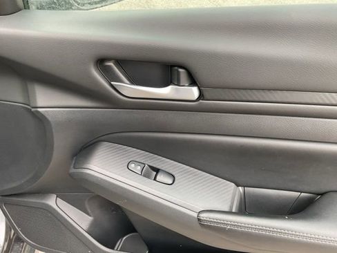 Used 2025 Nissan Altima 2.5 SV FWD image 17