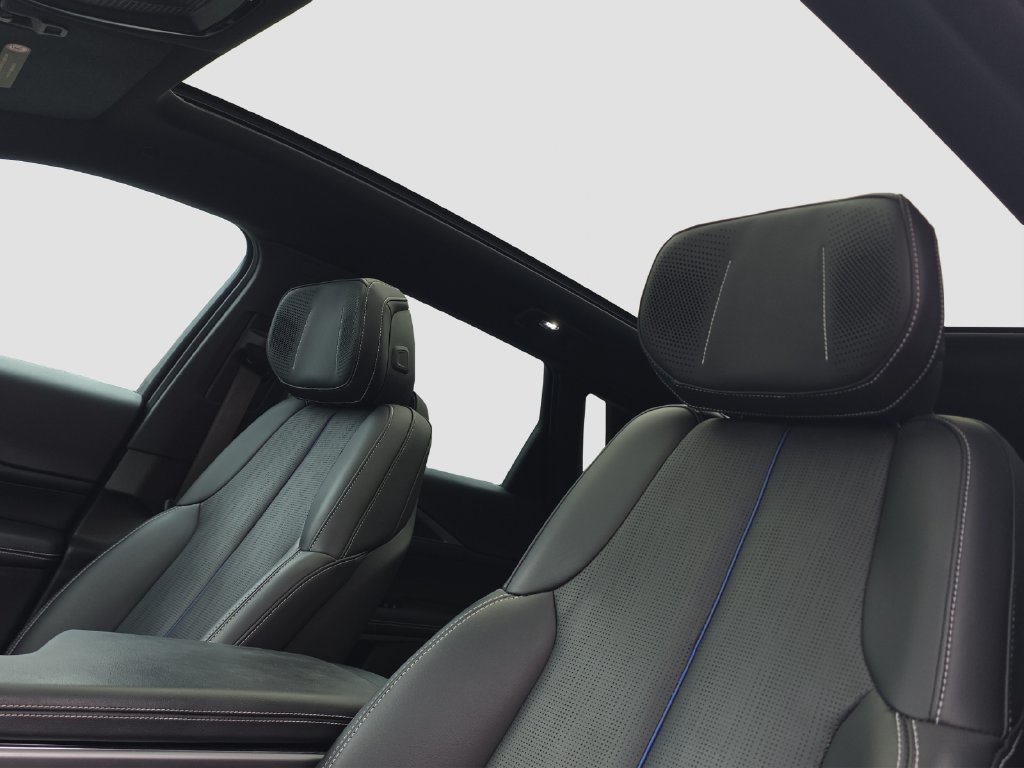 Used 2024 Cadillac Lyriq Luxury AWD/4WD image 8