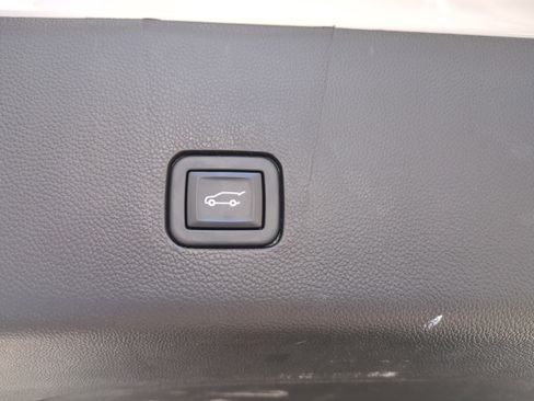 Used 2022 Chevrolet Traverse LT image 14