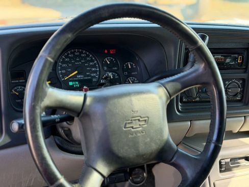 Used 2000 Chevrolet Suburban 2500 LT w/ LT Preferred Equipment Group image 19