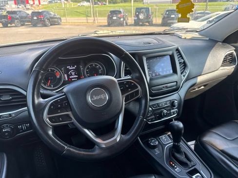 Used 2019 Jeep Cherokee Latitude Plus AWD/4WD image 12