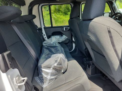 New 2025 Jeep Gladiator Sport image 33