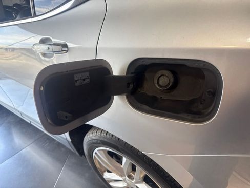 Used 2018 Chevrolet Equinox Premier AWD/4WD image 11