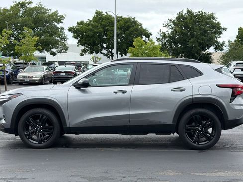 Used 2025 Chevrolet Trax ACTIV w/ Sunroof Package FWD image 7