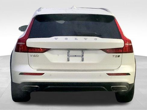 Used 2022 Volvo V60 T5 Cross Country image 4