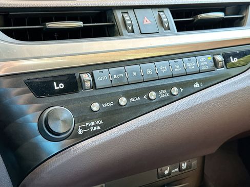 Used 2020 Lexus ES 300h w/ Premium Package FWD image 15