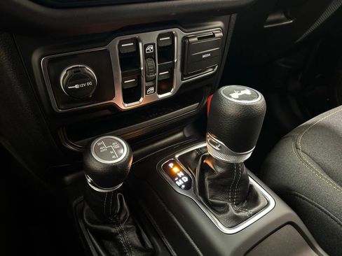 Used 2025 Jeep Wrangler Unlimited Sahara AWD/4WD image 21