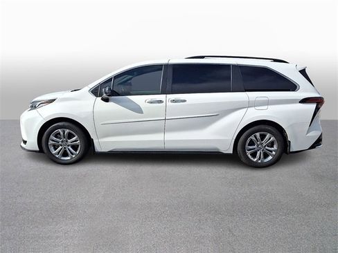 Used 2023 Toyota Sienna XSE w/ XSE Plus Package image 7