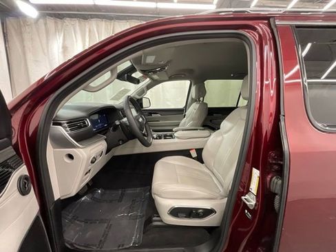 Used 2024 Jeep Wagoneer L Series II w/ Flexible Seating Group RWD image 10