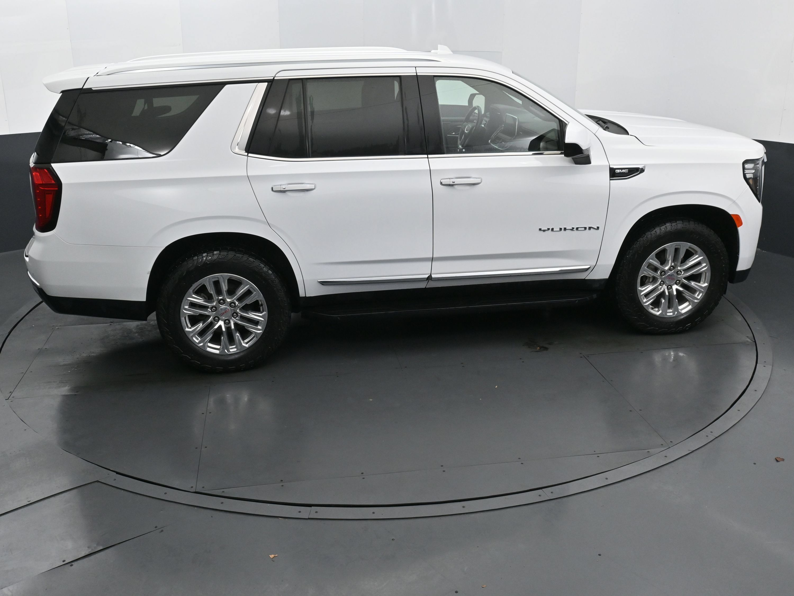 Used 2023 GMC Yukon SLT AWD/4WD image 32