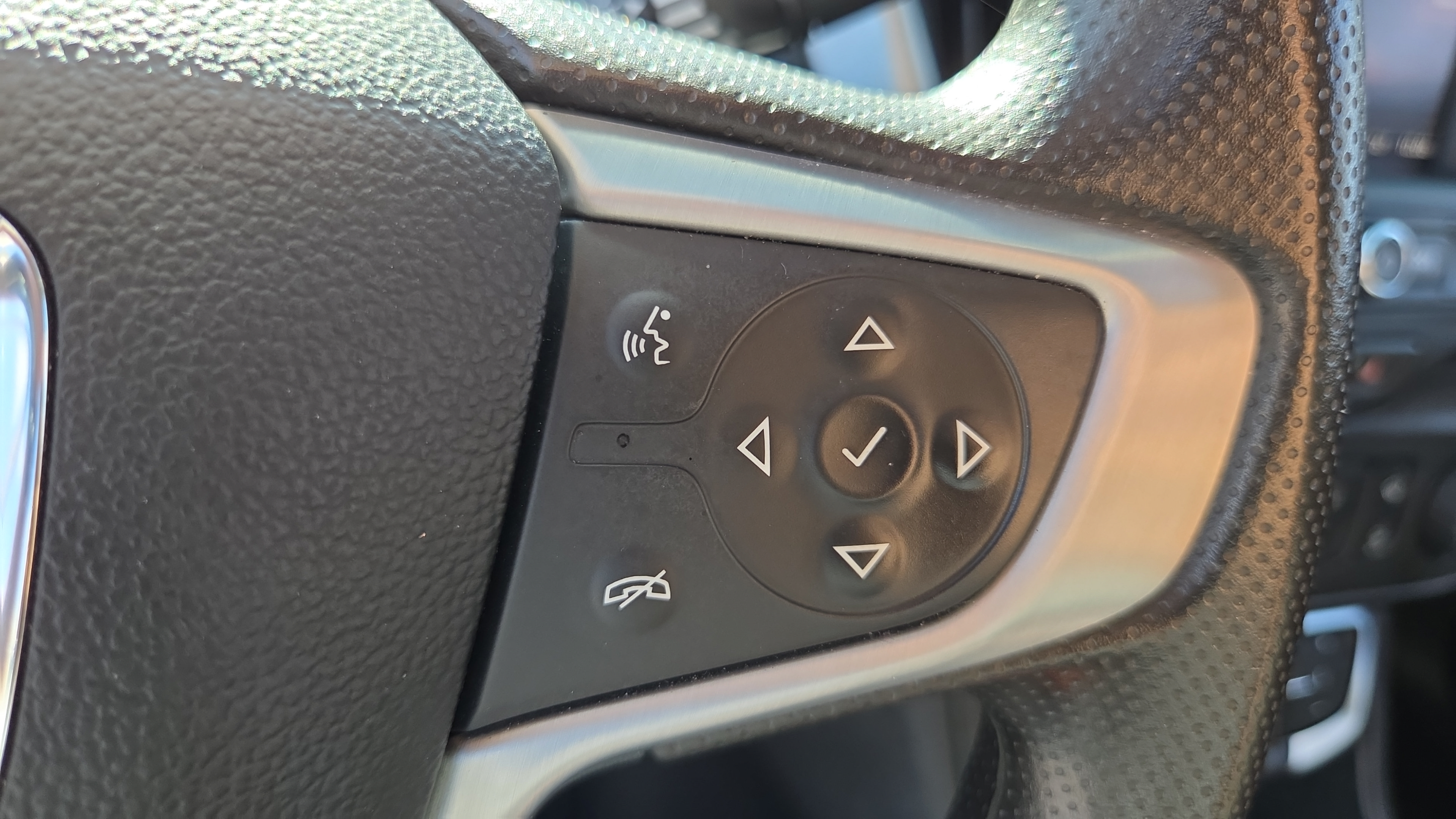 Used 2024 GMC Terrain SLE FWD image 25