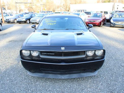 Used 2010 Dodge Challenger SE image 3