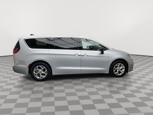 Used 2024 Chrysler Pacifica Limited FWD image 44