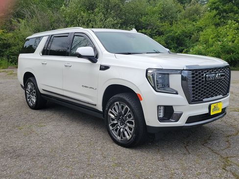 Used 2023 GMC Yukon XL Denali Ultimate AWD/4WD image 3