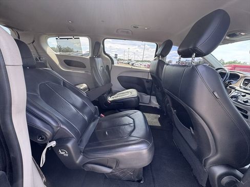 Used 2018 Chrysler Pacifica Touring-L FWD image 12