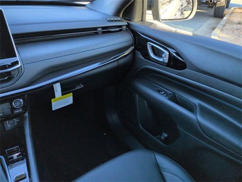 New 2026 Jeep Compass Latitude image 16