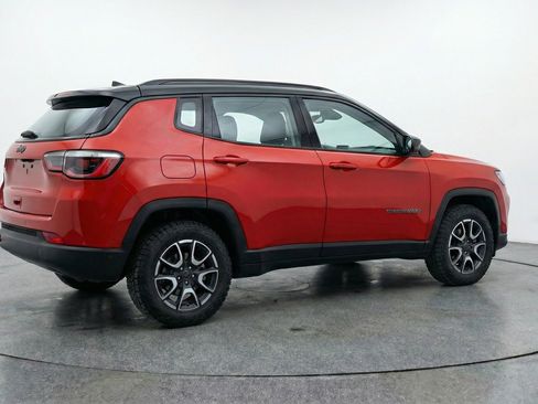 Used 2025 Jeep Compass Trailhawk AWD/4WD image 9