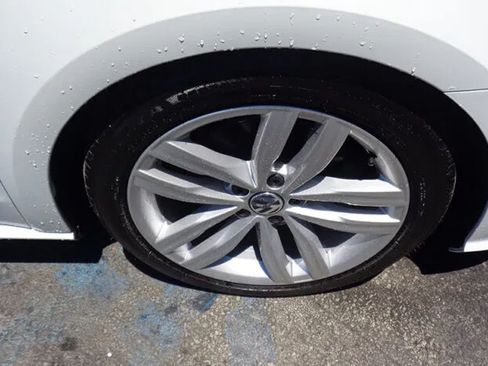 Used 2018 Volkswagen Passat 2.0T SE FWD image 13