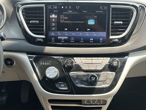 Used 2023 Chrysler Pacifica Touring-L FWD image 25