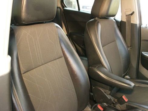Used 2020 Chevrolet Trax LT w/ LT Convenience Package FWD image 11