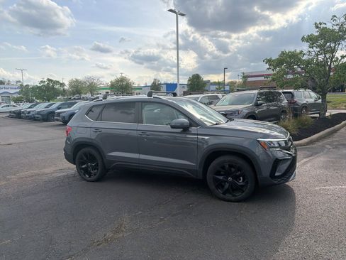 Used 2022 Volkswagen Taos SE w/ Panoramic Sunroof Package image 14