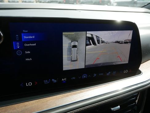 Used 2025 Chevrolet Suburban High Country image 31