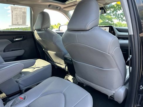 Used 2024 Toyota Highlander XLE FWD image 30