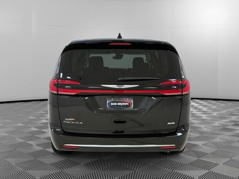Used 2023 Chrysler Pacifica Touring-L image 4
