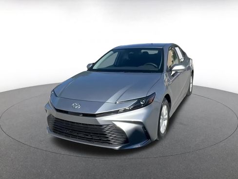 Used 2025 Toyota Camry LE image 7