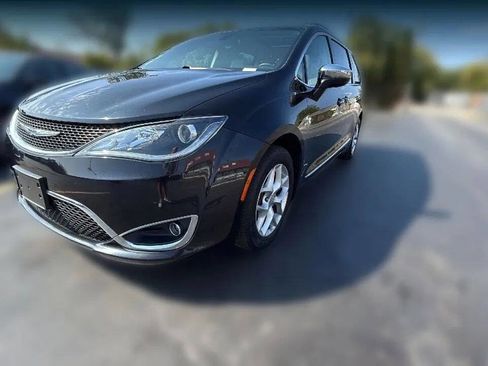 Used 2020 Chrysler Pacifica Limited image 2