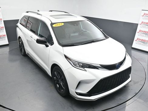 Used 2023 Toyota Sienna XSE image 28