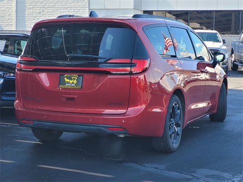 Certified 2025 Chrysler Pacifica Limited image 4