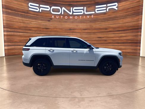 Used 2025 Jeep Grand Cherokee Altitude AWD/4WD image 8