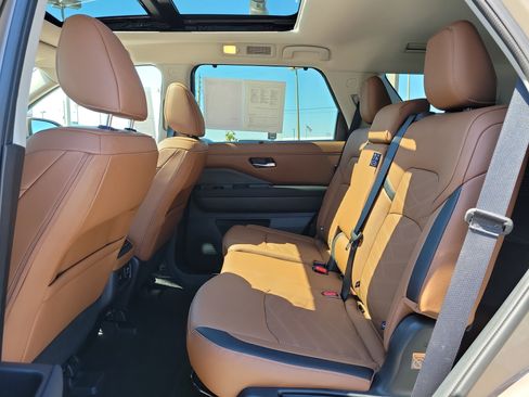 Certified 2025 Nissan Pathfinder Platinum w/ Cargo Package FWD image 16