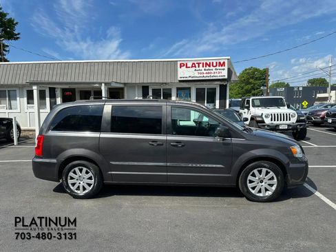 Used 2015 Chrysler Town & Country Touring FWD image 2