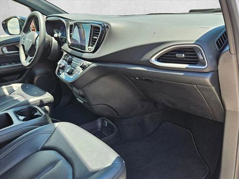 Used 2025 Chrysler Pacifica Select FWD image 20