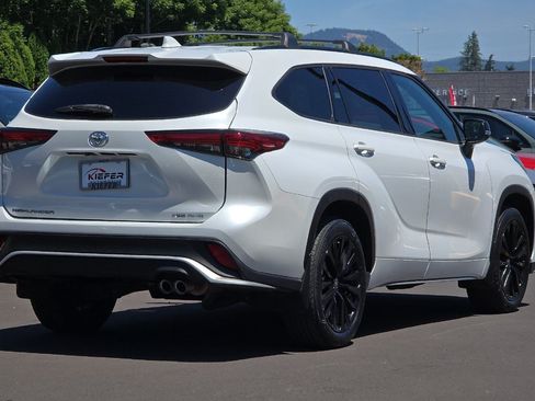 Used 2023 Toyota Highlander XSE AWD/4WD image 4