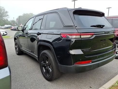 Used 2023 Jeep Grand Cherokee Limited w/ Black Appearance Package AWD/4WD image 8