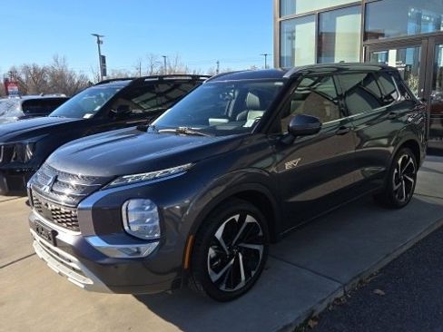 Used 2024 Mitsubishi Outlander 4WD Plug-In Hybrid image 2