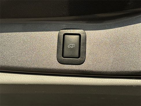 Used 2017 Toyota Highlander XLE image 5