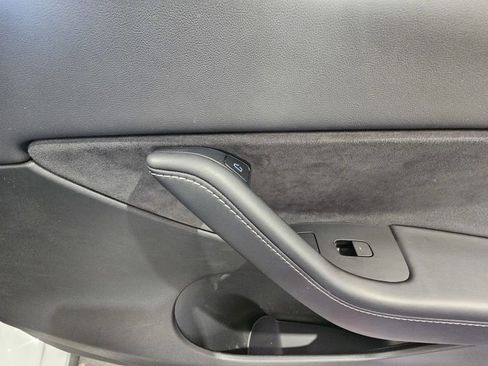 Used 2022 Tesla Model Y Long Range image 6