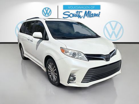 Used 2020 Toyota Sienna XLE image 1